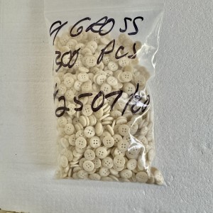 Button 2507 20L Beige 4-hole 1300 pieces