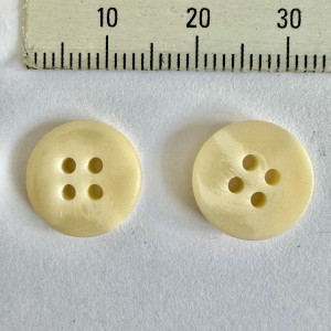 Button 2507 20L Beige 4-hole 1300 pieces Button 2507 20L Beige 4-hole 1300 pieces
