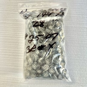 Button 250728 28L Black/White 4-hole 864 pieces Button 250728 28L Black/White 4-hole 864 pieces