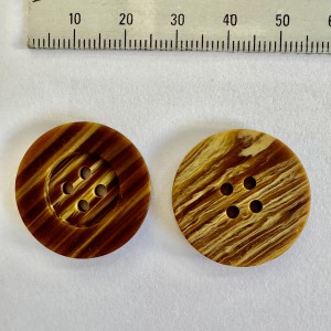 Button 3076740 40L Brown 4-hole 288 pieces