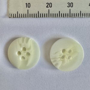 Button 33/2509 24L Beige 4-hole 1000 pieces Button 33/2509 24L Beige 4-hole 1000 pieces