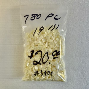 Button 3401 19L Pearl 4-hole 780 pieces