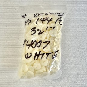Button 4007 32L White 4-hole 576 pieces Button 4007 32L White 4-hole 576 pieces