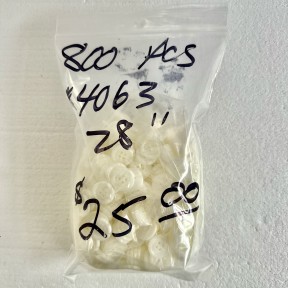 Button 4063 28L White 4-hole 800 pieces Button 4063 28L White 4-hole 800 pieces