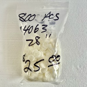 Button 4063 28L White 4-hole 800 pieces