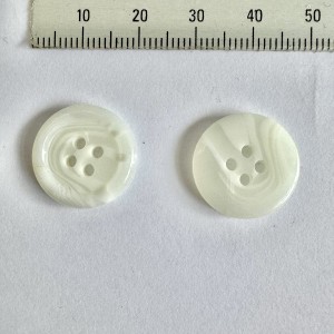 Button 4063 28L White 4-hole 800 pieces