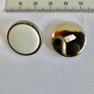 Button 545L 34L White Shank 250 pieces Button 545L 34L White Shank 250 pieces