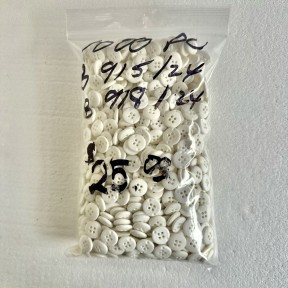 Button 915/918 24L White 4-hole 1000 pieces Button 915/918 24L White 4-hole 1000 pieces