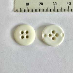 Button 915/918 24L White 4-hole 1000 pieces Button 915/918 24L White 4-hole 1000 pieces