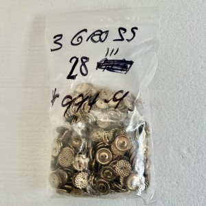 Button 994-9 28L Gold 2-hole 3 gross