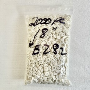 Button B282 18L White 4-hole 2000 pieces Button B282 18L White 4-hole 2000 pieces