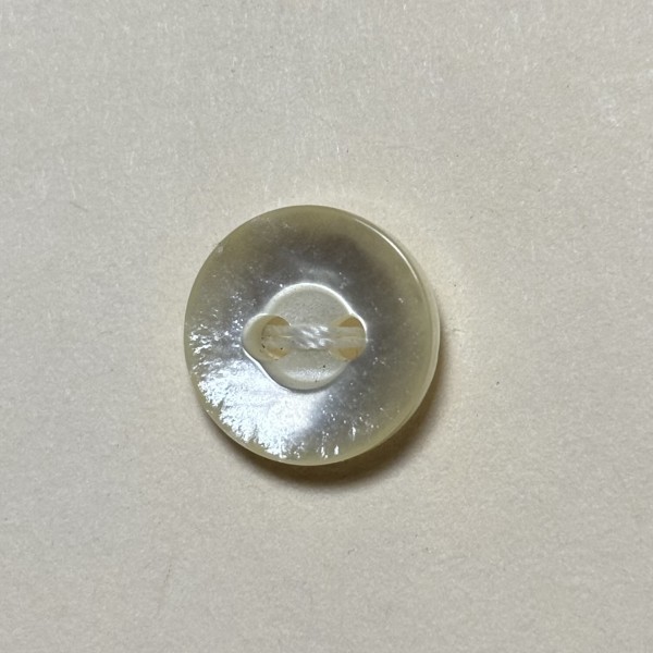 Button B102 Yellowish White Pearl 18-Ligne 10.7mm Button B102 Yellowish White Pearl 18-Ligne 10.7mm