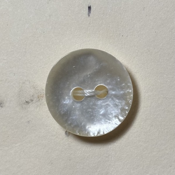 Button B104 Poly White Textured Pearl 24-Ligne 14.7mm Button B104 Poly White Textured Pearl 24-Ligne 14.7mm