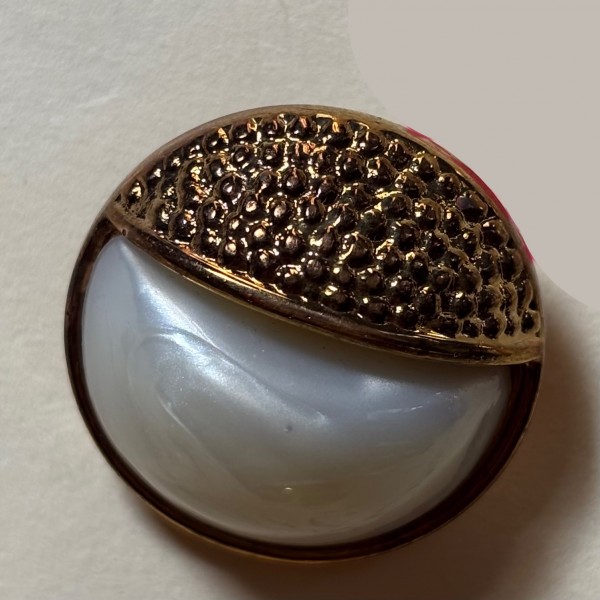 Button B110 Gold Rim Half Pearl Centre 38-Ligne 24mm Button B110 Gold Rim Half Pearl Centre 38-Ligne 24mm