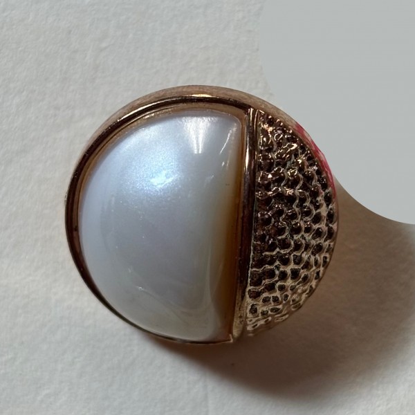 Button B111 Gold Rim Half Pearl Centre 28-Ligne 18mm Button B111 Gold Rim Half Pearl Centre 28-Ligne 18mm
