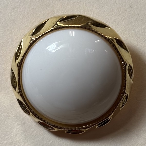Button B116 Leaf Gold Rim with Shiny White Centre 40-Ligne 25mm Button B116 Leaf Gold Rim with Shiny White Centre 40-Ligne 25mm