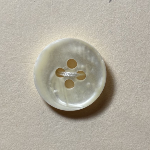 Button B121 Matte Cream Pearl 24-Ligne 15mm Button B121 Matte Cream Pearl 24-Ligne 15mm
