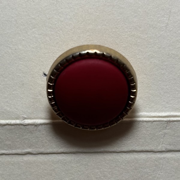 Button B124 Red Centre with Gold Edge 24-Ligne 15mm Button B124 Red Centre with Gold Edge 24-Ligne 15mm