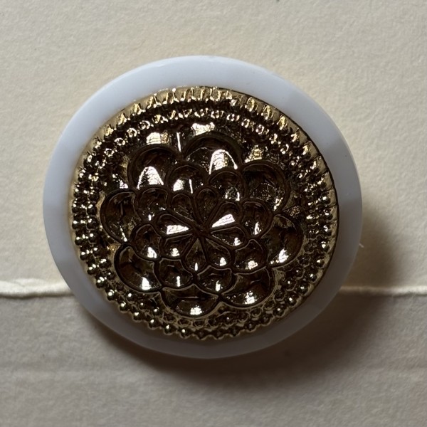 Button B126 Floral Gold Centre with White Edge 36-Ligne 23mm Button B126 Floral Gold Centre with White Edge 36-Ligne 23mm