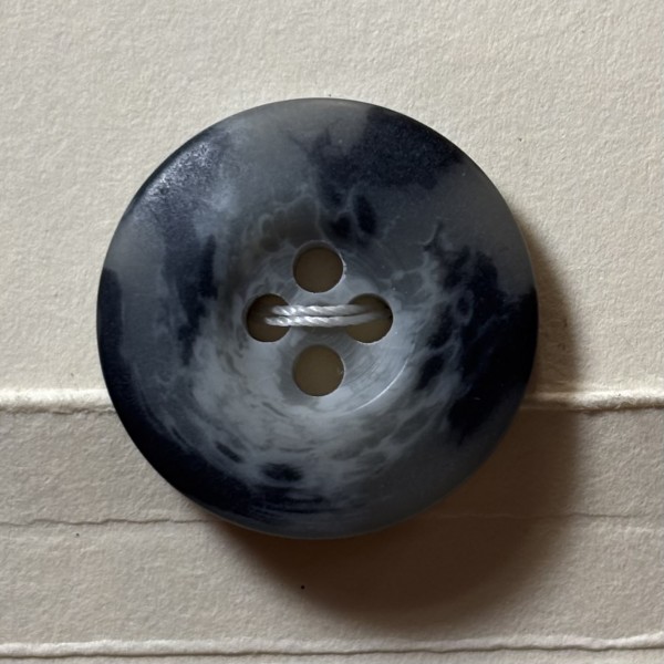 Button B127 Smokey Grey 32-Ligne 20mm Button B127 Smokey Grey 32-Ligne 20mm