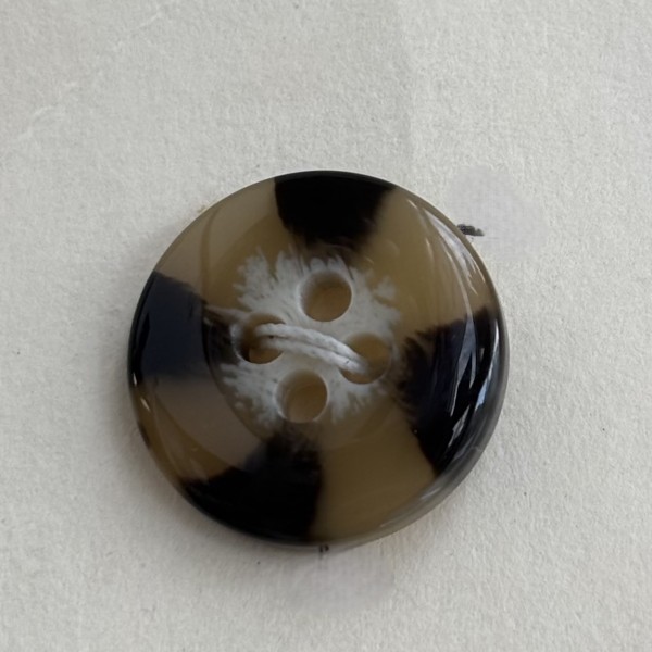 Button B154 Tan Dark Brown Horn-Style 25-Ligne 15.5mm Button B154 Tan Dark Brown Horn-Style 25-Ligne 15.5mm