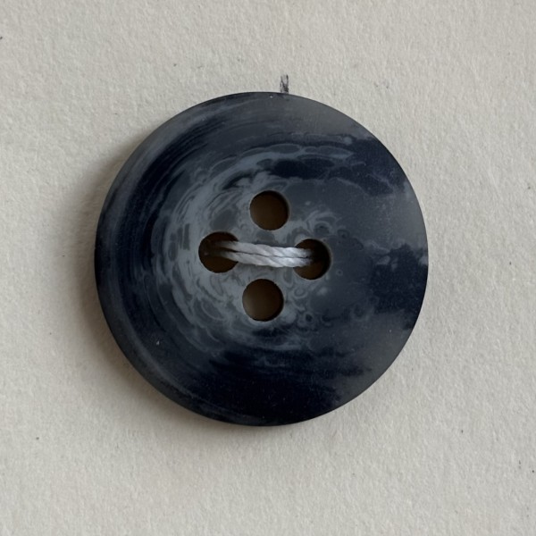 Button B158 Poly Grey 28-Ligne 18mm Button B158 Poly Grey 28-Ligne 18mm