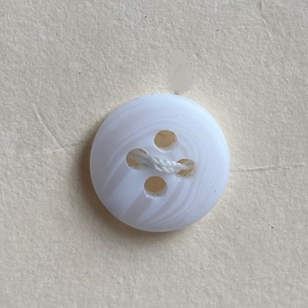 Button B189 White Wavy 18-Ligne 11mm Button B189 White Wavy 18-Ligne 11mm