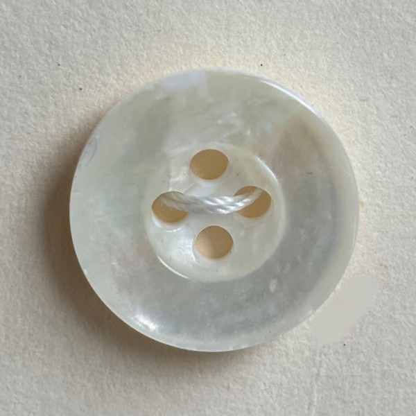 Button B200 Pearl Iridescent 24-Ligne 15mm Button B200 Pearl Iridescent 24-Ligne 15mm