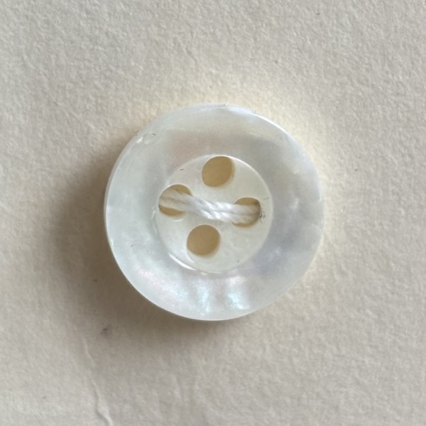 Button B202 Pearl Shell Iridescent 17-Ligne 11mm Button B202 Pearl Shell Iridescent 17-Ligne 11mm