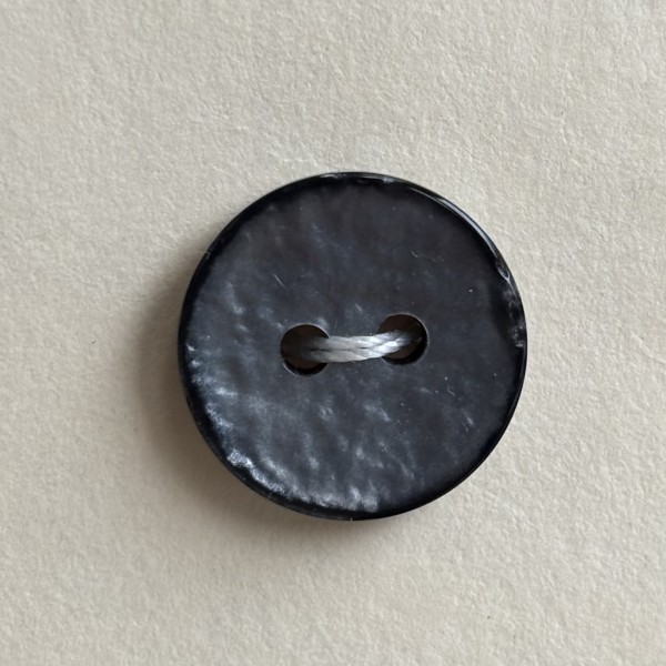 Button B203 Pearl Shell Smoke Grey 23-Ligne 14.5mm Button B203 Pearl Shell Smoke Grey 23-Ligne 14.5mm