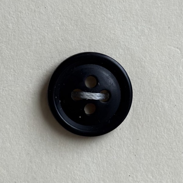 Button B206 Dyed Black Plastic 20-Ligne 12.5mm Button B206 Dyed Black Plastic 20-Ligne 12.5mm