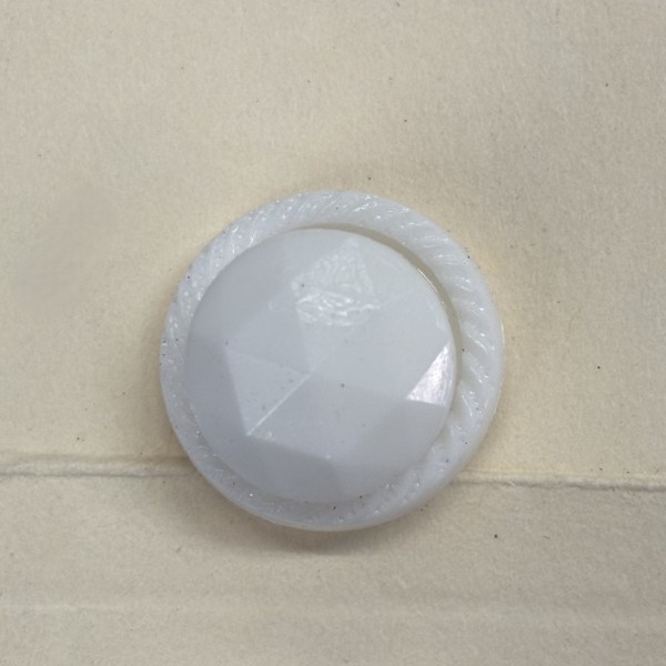 Button B232 White Plastic Shank 24-Ligne 15mm Button B232 White Plastic Shank 24-Ligne 15mm