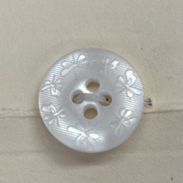 Button B236 White Pearl Designs 24-Ligne 15mm Button B236 White Pearl Designs 24-Ligne 15mm