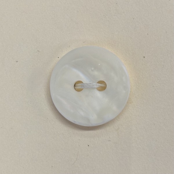 Button B256 Poly White Dull Pearl 24-Ligne 15mm Button B256 Poly White Dull Pearl 24-Ligne 15mm